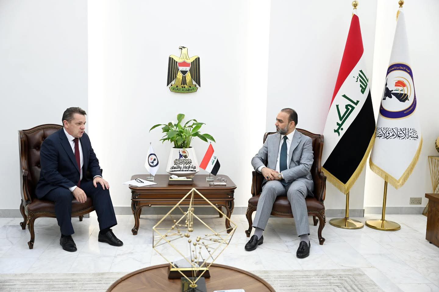 استقبل رئيس هيأة الإعلام والاتصالات، د.نوفل أبورغيف، في مقر الهيأة ببغداد، السفير الأوكراني لدى العراق السيد إيفان دوفغانيتش، لبحث اليات التعاون المشترك في قطاع الاتصالات والإجراءات العملية لمواجهة حملات التضليل الإعلامي وتعزيز المصادر الموثوقة