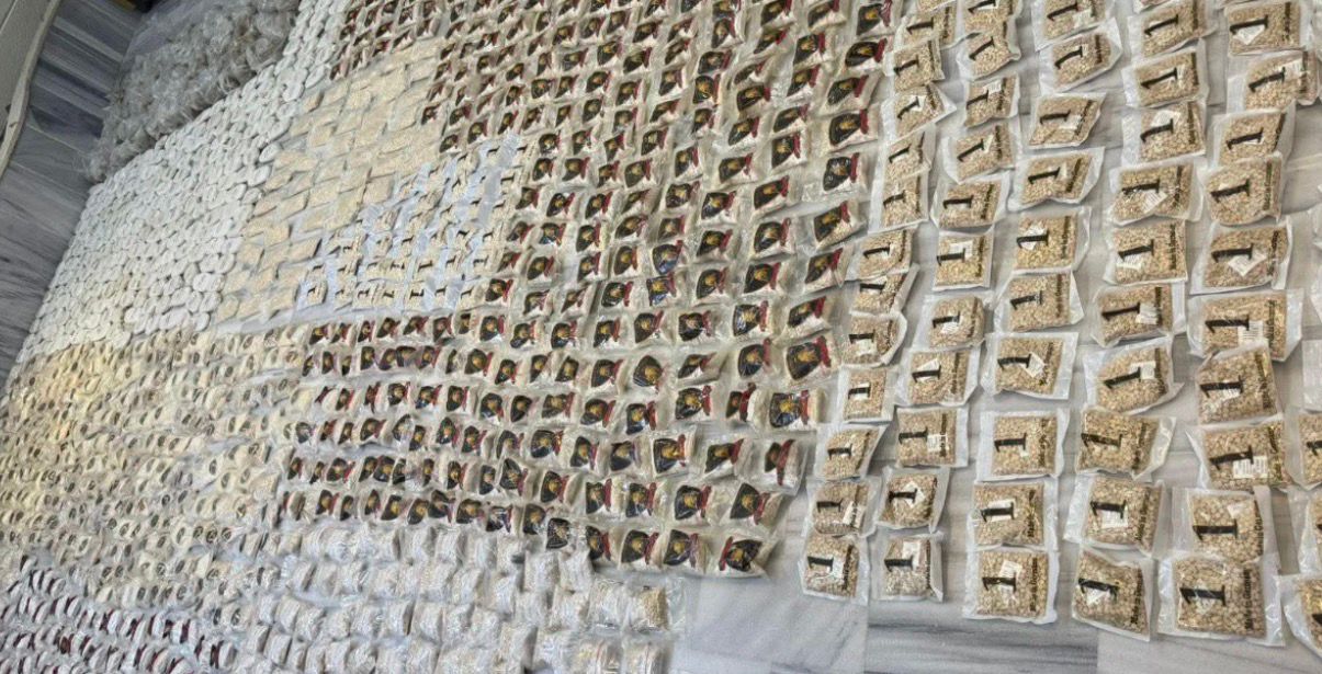 أعلنت وزارة الداخلية، اليوم الأربعاء، عن تنفيذ عملية نوعية بالتنسيق مع السلطات السورية، أسفرت عن ضبط 370 كغم من المواد المخدرة وإلقاء القبض على عدد من المطلوبين دولياً.