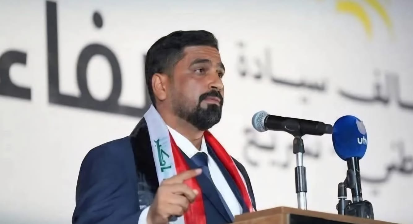 نورسين – بغداد#امنأكدت خلية الإعلام الأمني، يوم امس الخميس ، أن التحقيقات الموسعة بقضية الشهيد صفاء المشهداني متواصلة، فيما أشارت الى أن منفذي الاستهداف السابق حُكم عليهم بالإعدام.وقال رئيس الخلية الفريق سعد معن بحسب الوكالة الرسمية، إن “القائد العام للقوات المسلحة وجه بمتابعة الموضوع بشكل مباشر، وبإشراف شخصي من نائب قائد العمليات المشتركة، مع التواجد الميداني لقيادة عمليات بغداد”، مبيناً أنه “تم تشكيل فريق عمل مشترك يضم جهات فنية واستخبارية وخبراء الأدلة الجنائية والمتفجرات وكل ما يتعلق بكشف ملابسات الجريمة”.