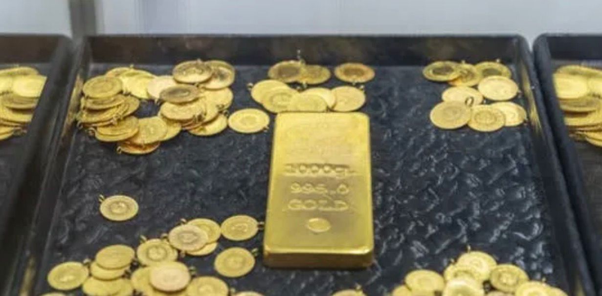 ارتفعت أسعار الذهب على نحو طفيف اليوم الاثنين، لتستعيد بعض خسائرها بعد انخفاض حاد الأسبوع الماضي من مستويات قياسية تجاوزت 4300 دولار للأونصة عقب تصريحات الرئيس الأميركي دونالد ترامب التي خففت من حدة التوتر التجاري بين الولايات المتحدة والصين ودفعت المستثمرين نحو الأصول ذات المخاطر العالية.