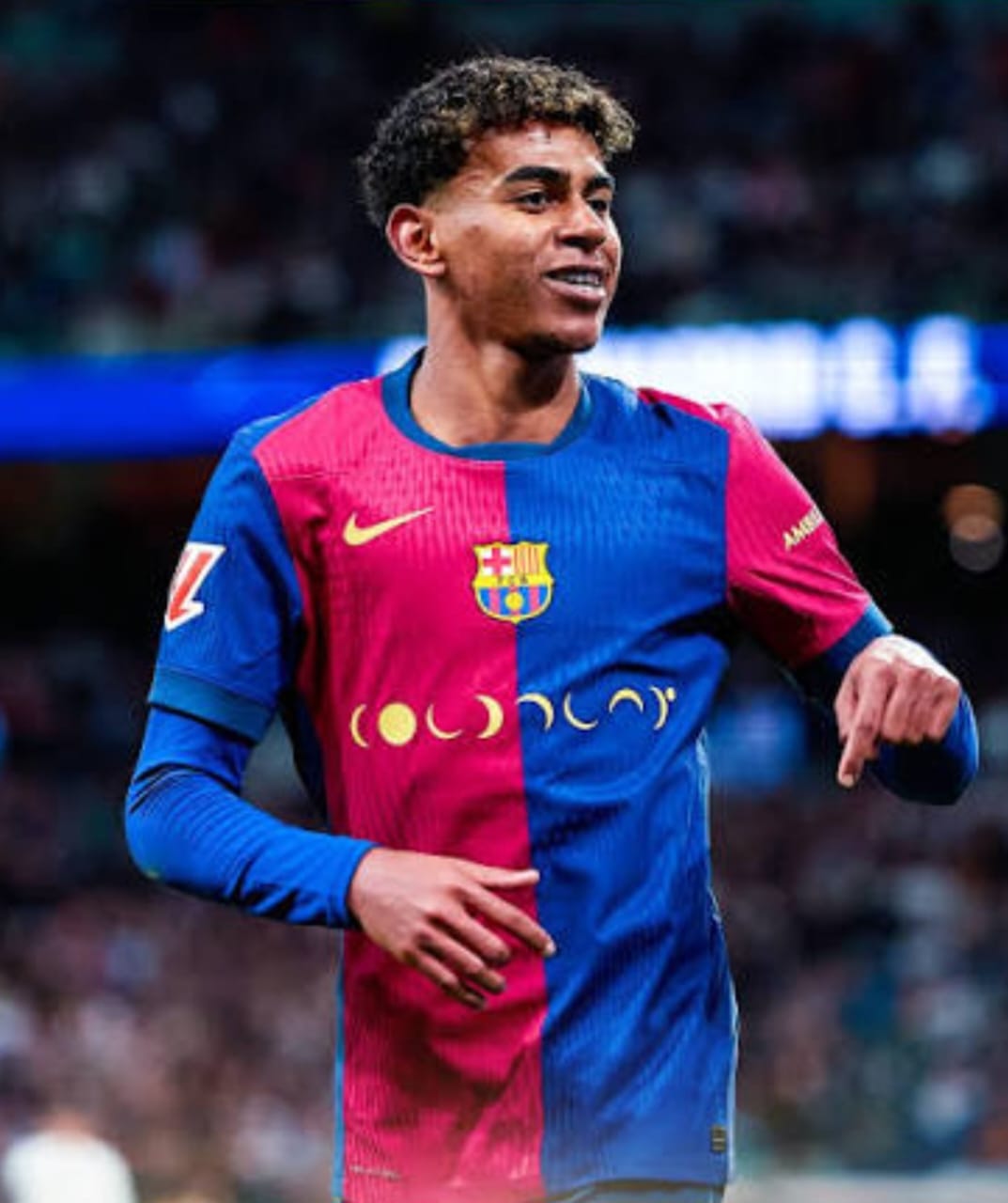 نورسين – متابعةعلى الرغم من غيابه عن الملاعب بسبب الإصابة، إلا أن نجم برشلونة الصاعد لامين يامال، لا يزال يثير الجدل.وكانت كاميرات برنامج ” الشرينجيتو” الإسباني محظوظة،، التقطت مشهدًا لم يتوقعه أحد.. لامين يامال ووكيل أعماله خورخي مينديز مع اثنين من الشخصيات البارزة في نادي برشلونة مجتمعين في فندق كتالوني.