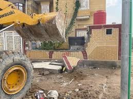 شفلات البلدية تداهم “حواسم” القبلة: تستخدم لأعمال غير قانونية