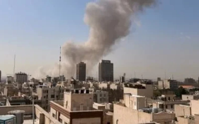 مقتل قيادات بارزة في الحرس الثوري إثر غارات أمريكية-“إسرائيلية” على طهران