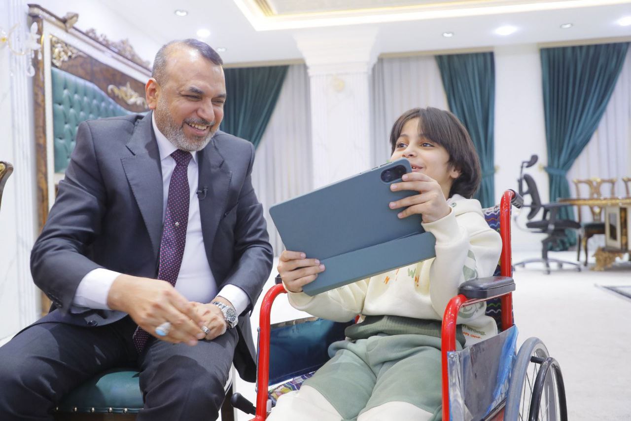 الأسدي يستقبل طفلة من ذوي الاعاقة ويوجه بتوفير الخدمات اللازمة وضمان حقها في التعليم